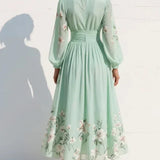 Helga - Robe maxi plissée en chiffon avec motif floral
